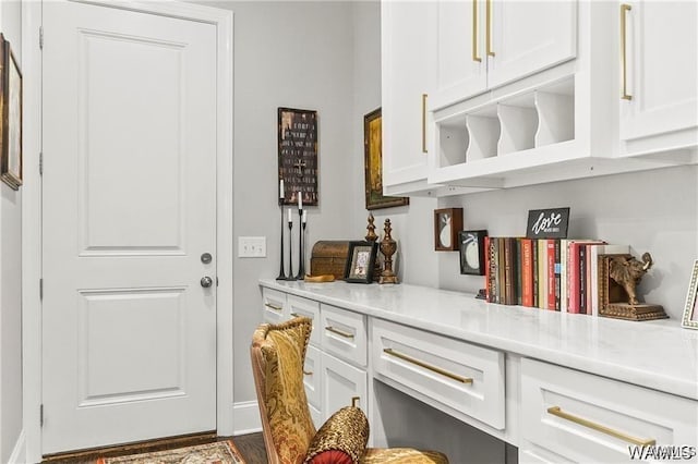6020 Carleton Park Cir, Tuscaloosa, AL 35406 - bar area featuring dark wood-style floors and baseboards