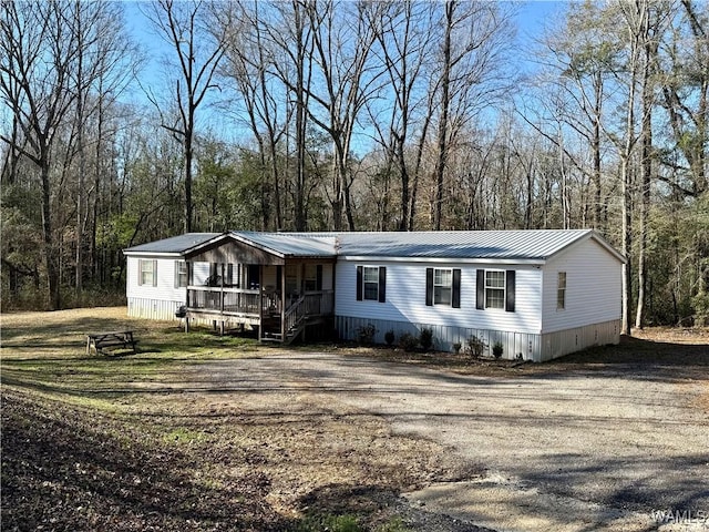 manufactured / mobile home featuring a porch