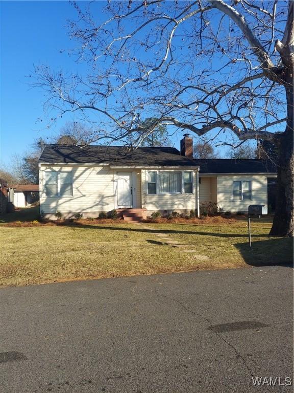 ranch-style house featuring a front lawn