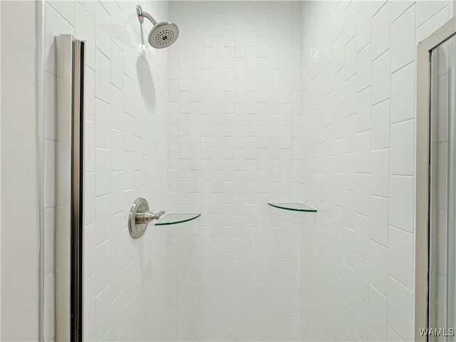 interior details with a tile shower