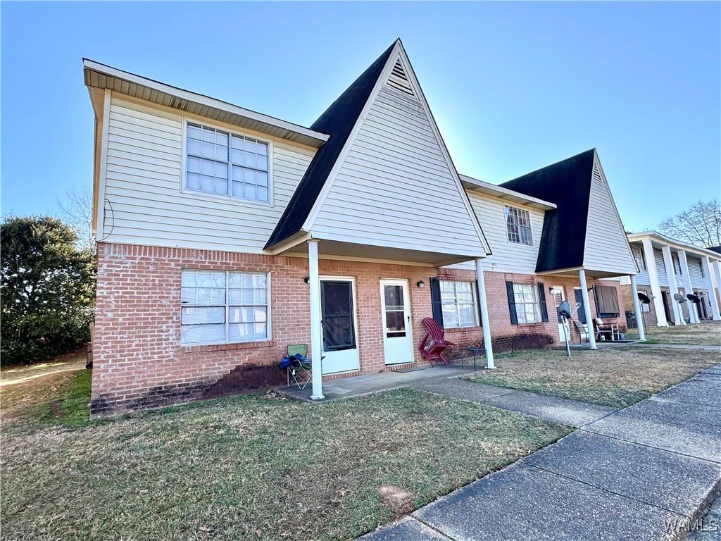 view of front of home featuring a front lawn