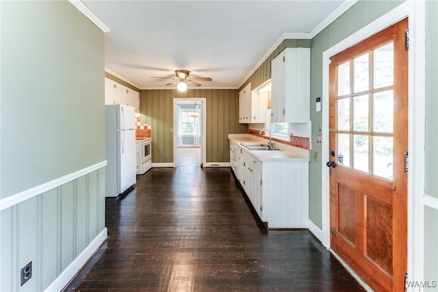 9C Country Club Hls, Tuscaloosa, AL 35401 - kitchen featuring white appliances, a sink, light countertops, a ceiling fan, and ornamental molding