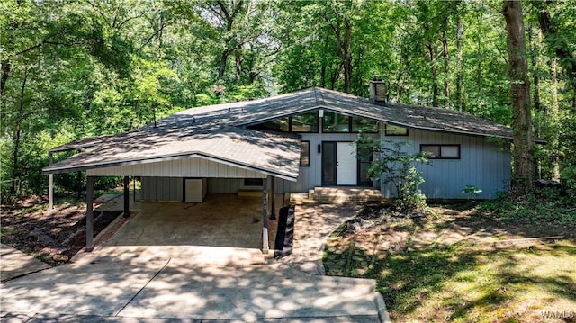 view of front facade featuring a carport