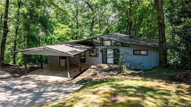 view of front facade featuring a carport