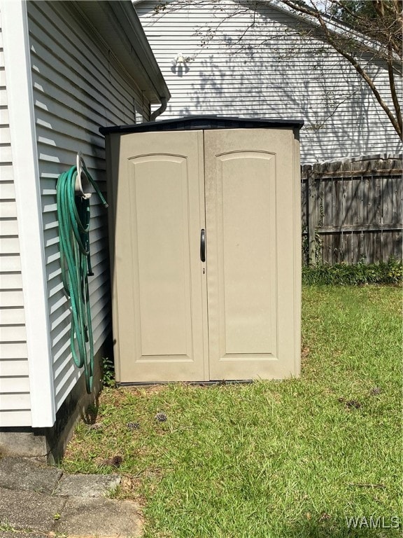 view of outdoor structure with a yard