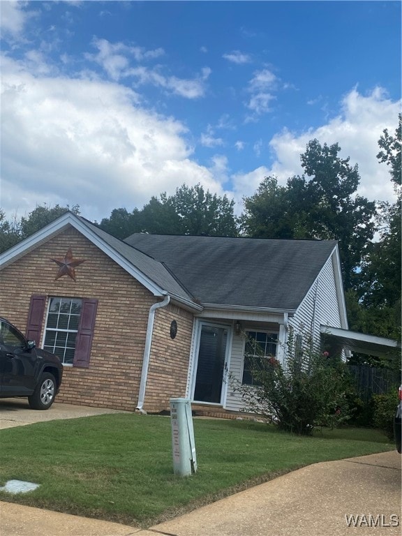 view of front facade featuring a front yard