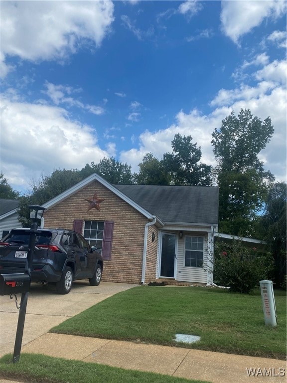 view of front facade with a front yard