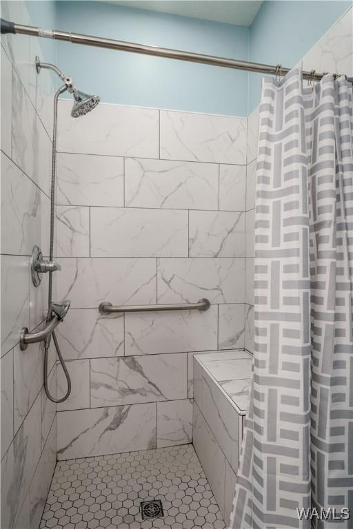 6650 Flatwoods Rd, Northport, AL 35473 - full bath featuring a tile shower