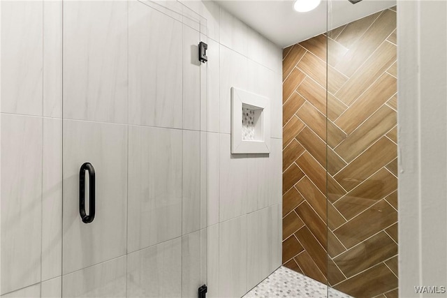 bathroom featuring tiled shower