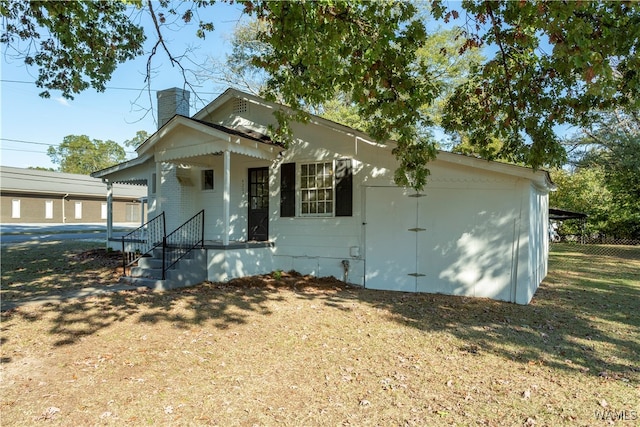 view of front of house with a front lawn