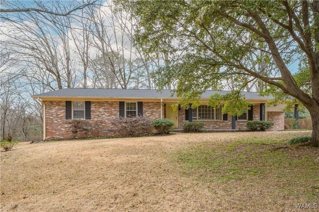 single story home featuring a front lawn