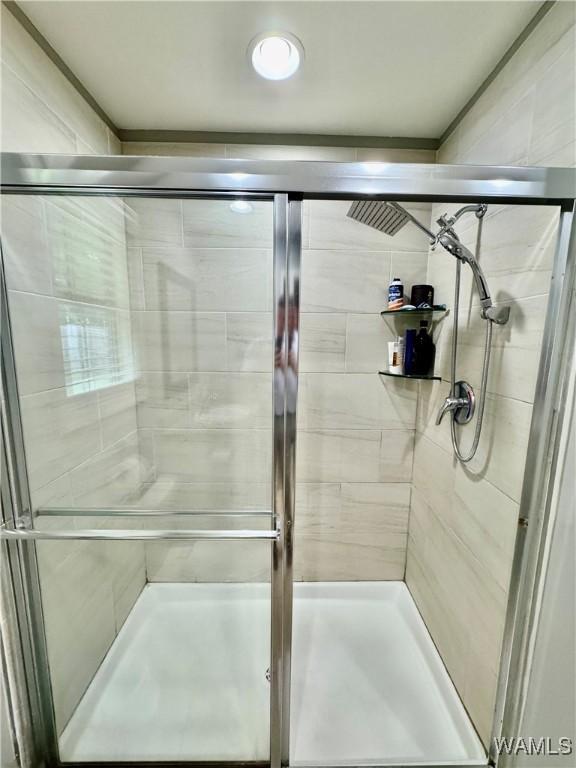 6643 Cooperstown Cir, Tuscaloosa, AL 35453 - bathroom featuring a shower stall