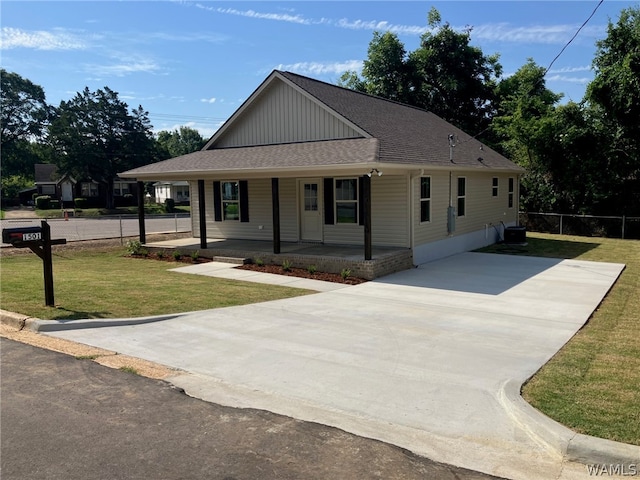 view of front facade featuring a front lawn, central AC unit, and a porch