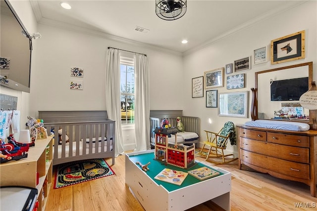 bedroom featuring wood finished floors, visible vents, baseboards, recessed lighting, and crown molding