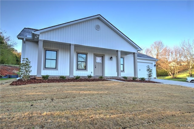 view of front of home featuring a front lawn and a garage