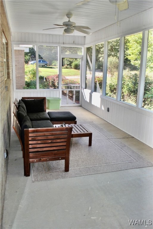 sunroom with ceiling fan