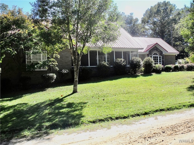 view of front facade featuring a front yard