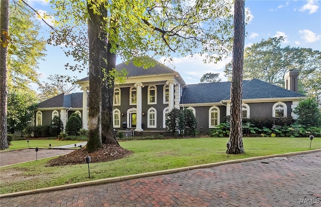 view of front of property featuring a front yard