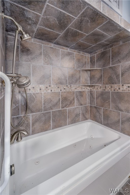 bathroom with tiled shower / bath combo