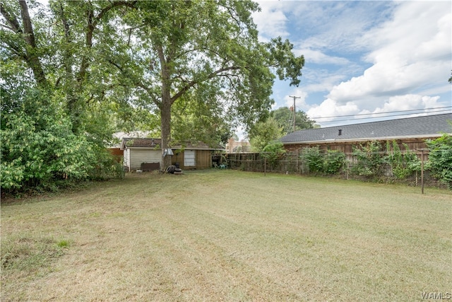 view of yard featuring a storage shed