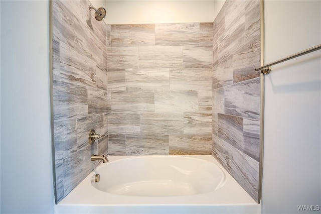 bathroom featuring tiled shower / bath combo