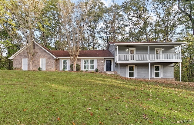 view of front of home featuring a front lawn