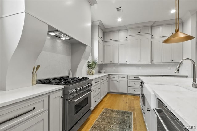 5377 Alexander Ave, Tuscaloosa, AL 35406 - kitchen featuring appliances with stainless steel finishes, light wood-style floors, decorative light fixtures, recessed lighting, and tasteful backsplash
