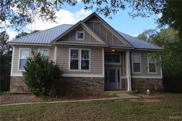 view of front of house with a front lawn