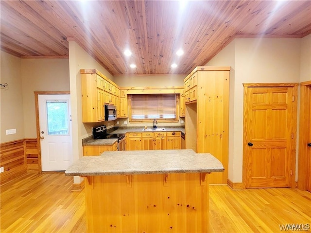 kitchen featuring electric range, a sink, wood ceiling, stainless steel microwave, and a kitchen bar