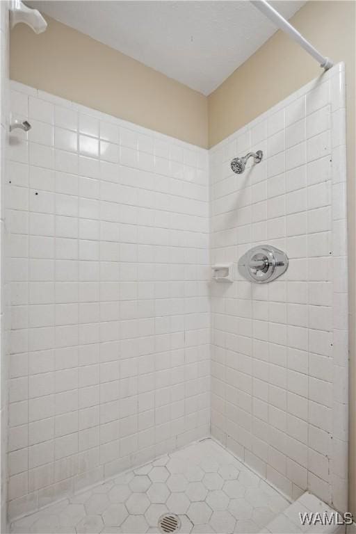 bathroom featuring tiled shower