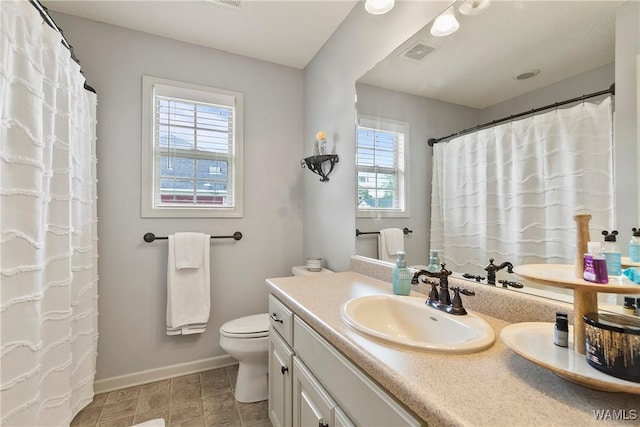 1301 Jamestown Cir, Moundville, AL 35474 - full bath with toilet, vanity, a shower with curtain, baseboards, and visible vents