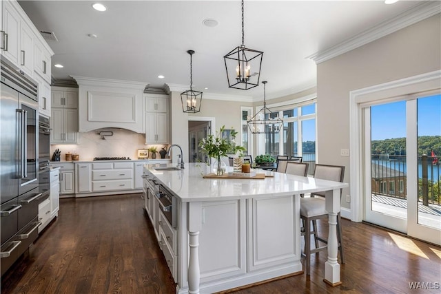 1231 Diamond Point Cir, Tuscaloosa, AL 35406 - kitchen featuring dark wood-style floors, an inviting chandelier, a sink, decorative backsplash, and white cabinetry