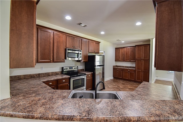 kitchen with crown molding, sink, kitchen peninsula, and stainless steel appliances