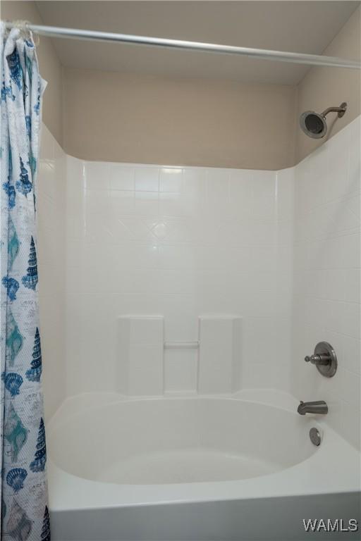 bathroom featuring shower / tub combo