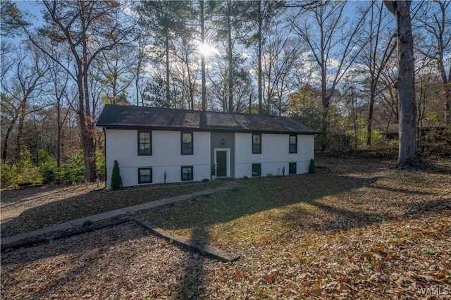 bi-level home featuring a front lawn