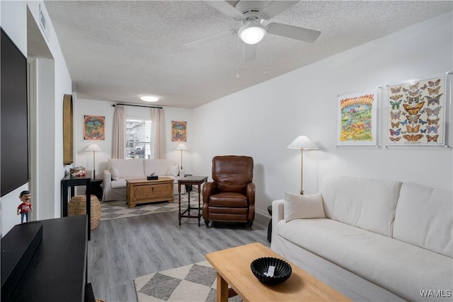 1009 12th St Unit 19, Tuscaloosa, AL 35401 - living area featuring a textured ceiling, light wood finished floors, and ceiling fan