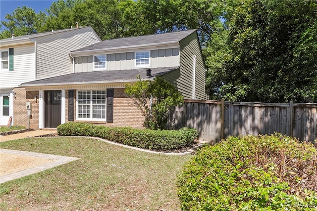 view of front of property featuring a front yard