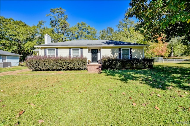 single story home with a front lawn