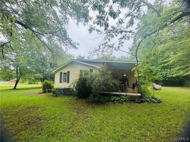 back of house featuring a lawn