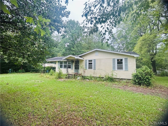 view of front facade featuring a front lawn