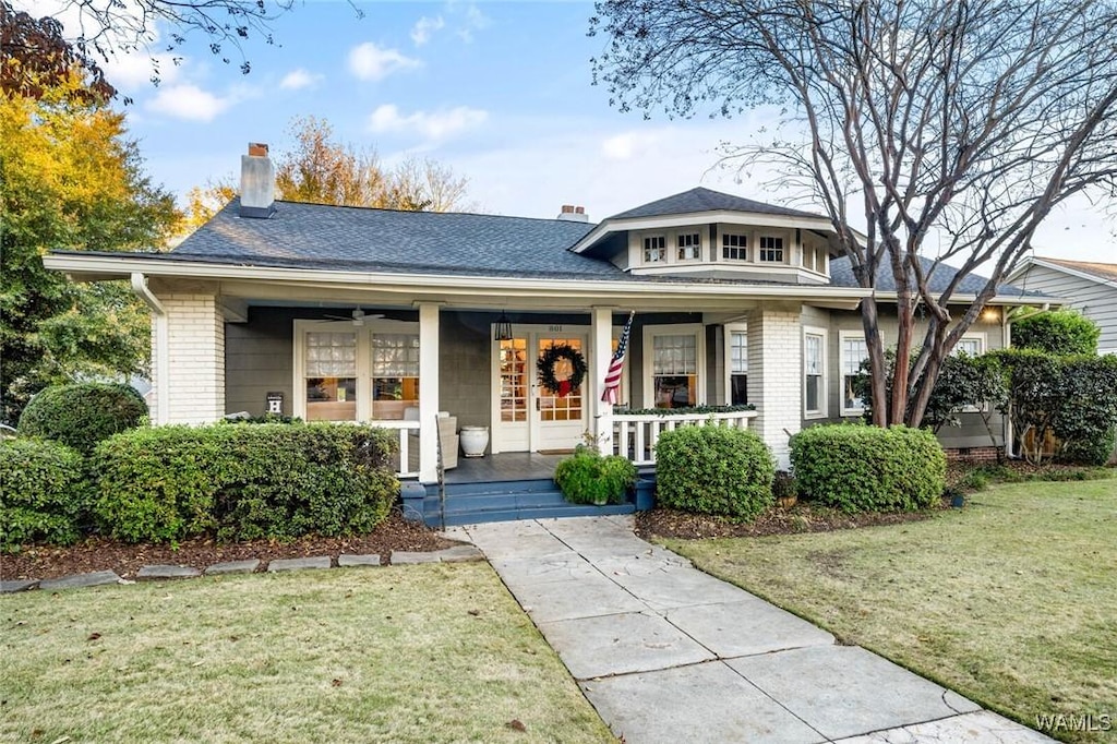 bungalow-style home with a front lawn and a porch