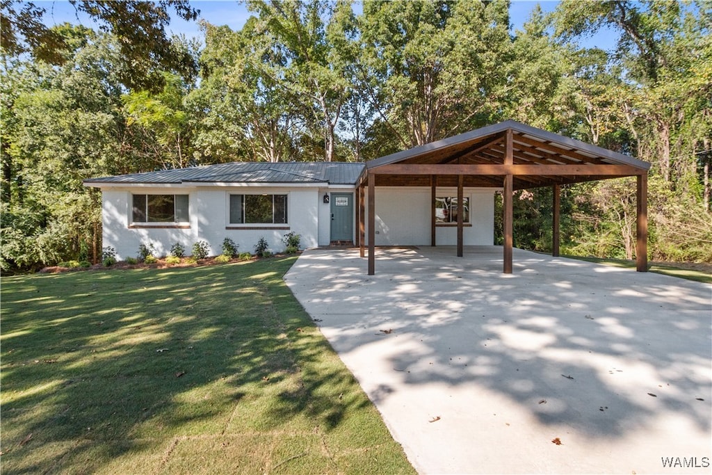 view of front facade with a front lawn