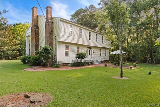 view of front of home featuring a front yard