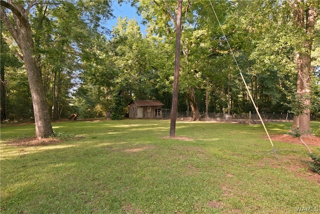 view of yard featuring a storage unit