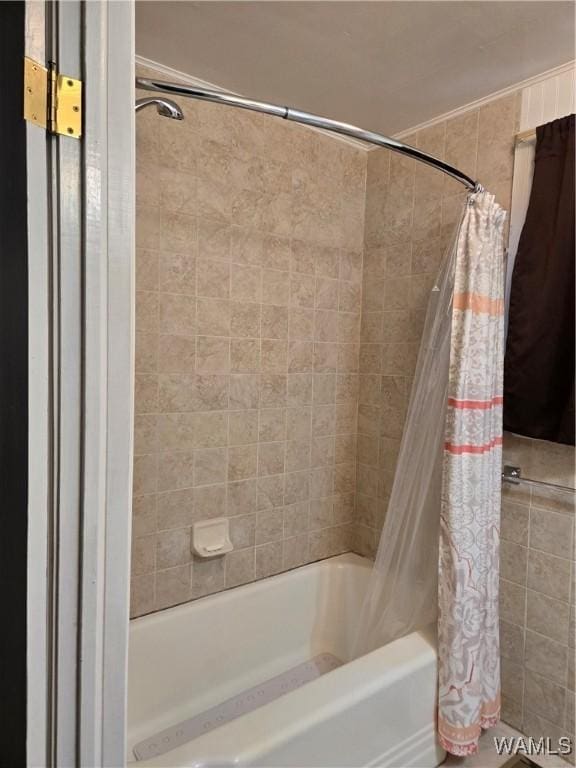 bathroom with shower / bath combo