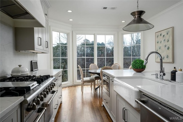 1901 Point Clear Rd, Tuscaloosa, AL 35406 - kitchen with dark wood finished floors, crown molding, visible vents, appliances with stainless steel finishes, and extractor fan
