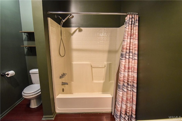 bathroom featuring toilet and shower / tub combo