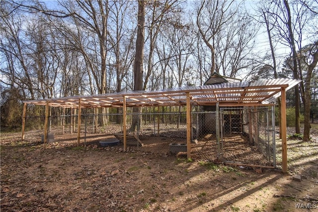 view of yard featuring an outdoor structure