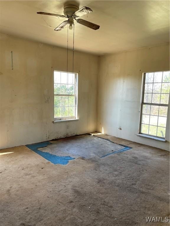 empty room featuring ceiling fan