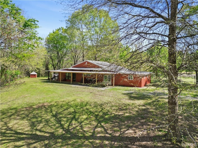 view of yard featuring an outbuilding